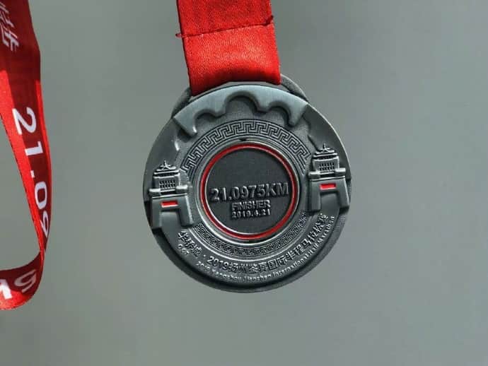 The 2019 Yangzhou Jianzhen International Half Marathon medal was released