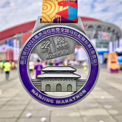 Such a beautiful marathon medal, do you want it?
